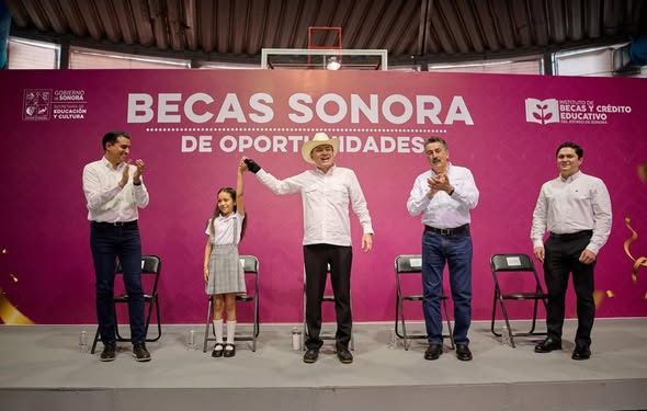 ENTREGAN 4 MIL BECAS EN CAJEME