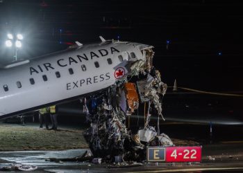 CHOQUE ENTRE AVIÓN Y CAMIÓN DE BOMBEROS EN NUEVA YORK DEJA MUERTOS Y DECENAS DE HERIDOS