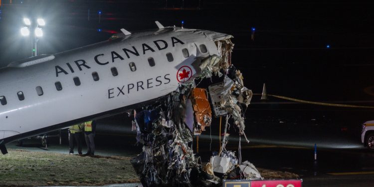 CHOQUE ENTRE AVIÓN Y CAMIÓN DE BOMBEROS EN NUEVA YORK DEJA MUERTOS Y DECENAS DE HERIDOS