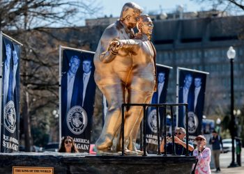INSTALAN POLÉMICA ESTATUA DE TRUMP Y EPSTEIN CERCA DE LA CASA BLANCA