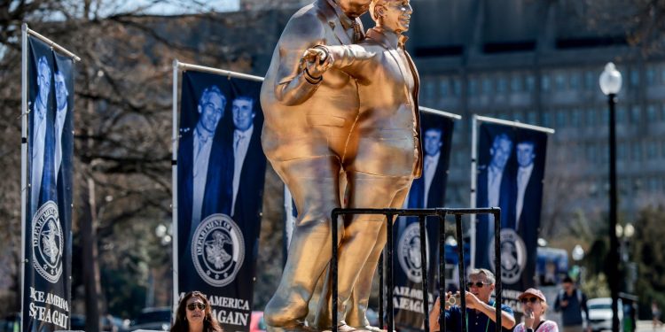 INSTALAN POLÉMICA ESTATUA DE TRUMP Y EPSTEIN CERCA DE LA CASA BLANCA