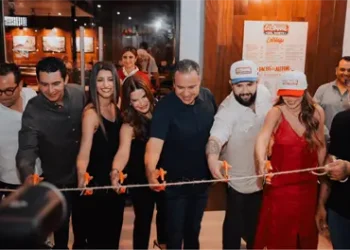 CARÍN LEÓN INCURSIONA COMO RESTAURANTERO EN HERMOSILLO