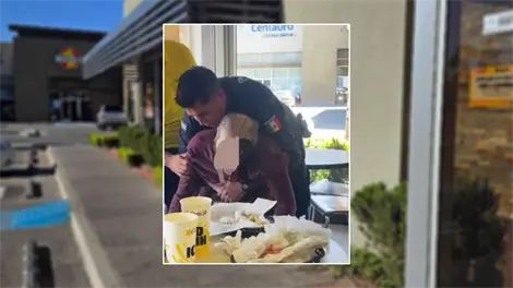 POLICÍA SALVA A ADULTO MAYOR QUE SE AHOGABA EN CARL’S JR DE HERMOSILLO