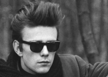 HISTORIA DE LA MUSICA: Cautivó a Lennon, impuso el look y el nombre a The Beatles, pero dejó todo por amor.