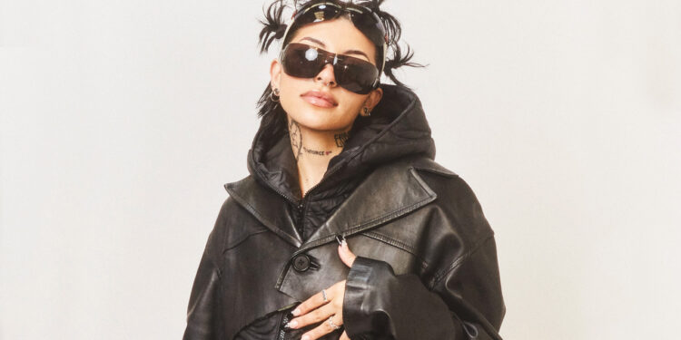 En su nuevo disco, Cazzu pone las reglas del nuevo “romantiqueo”