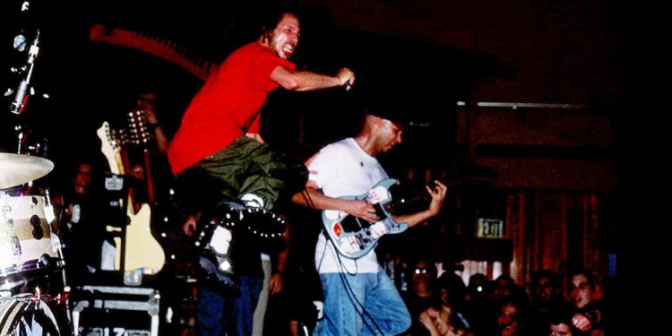 Mira a Rage Against the Machine interpretar ‘War Within a Breath’ en 1999