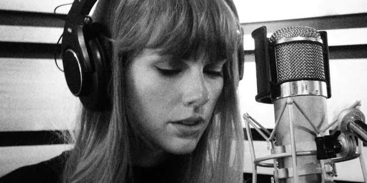 Taylor Swift está obsesionada por la soledad en ‘Carolina’, su nueva canción
