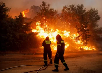 El incendio forestal en Atenas está fuera de control: se ordenó la evacuación de pueblos alrededor del monte Penteli