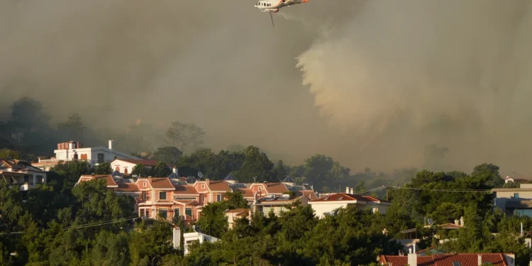 El incendio forestal en Atenas está fuera de control: se ordenó la evacuación de pueblos alrededor del monte Penteli