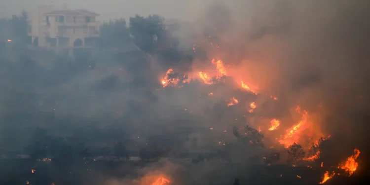 El incendio forestal en Atenas está fuera de control: se ordenó la evacuación de pueblos alrededor del monte Penteli