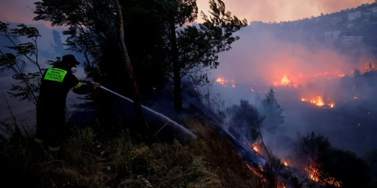 El incendio forestal en Atenas está fuera de control: se ordenó la evacuación de pueblos alrededor del monte Penteli