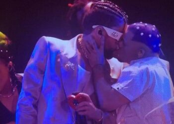 Bad Bunny besó a uno de sus bailarines durante los MTV VMAs 2022
