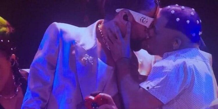 Bad Bunny besó a uno de sus bailarines durante los MTV VMAs 2022