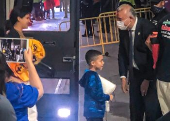 Nueva York acusa al gobernador de Texas de usar a los migrantes como “arma humana” al enviarlos en autobuses a Manhattan