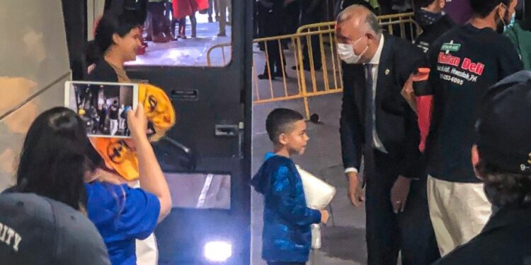 Nueva York acusa al gobernador de Texas de usar a los migrantes como “arma humana” al enviarlos en autobuses a Manhattan