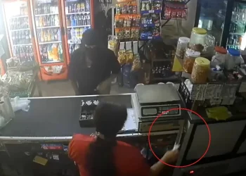 VIDEO |  Empleada de tienda en Colima se defiende de asalto con cuchillo