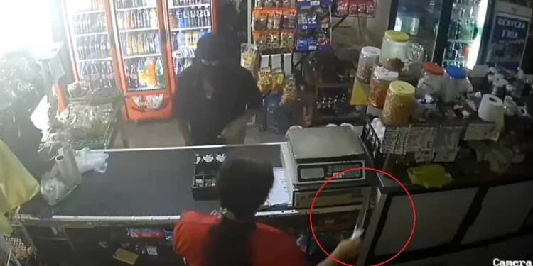 VIDEO |  Empleada de tienda en Colima se defiende de asalto con cuchillo