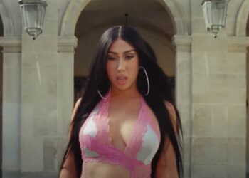 Kali Uchis recorre la ciudad del amor en el videoclip de ‘No hay ley’