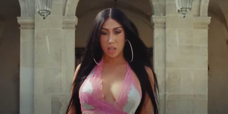 Kali Uchis recorre la ciudad del amor en el videoclip de ‘No hay ley’