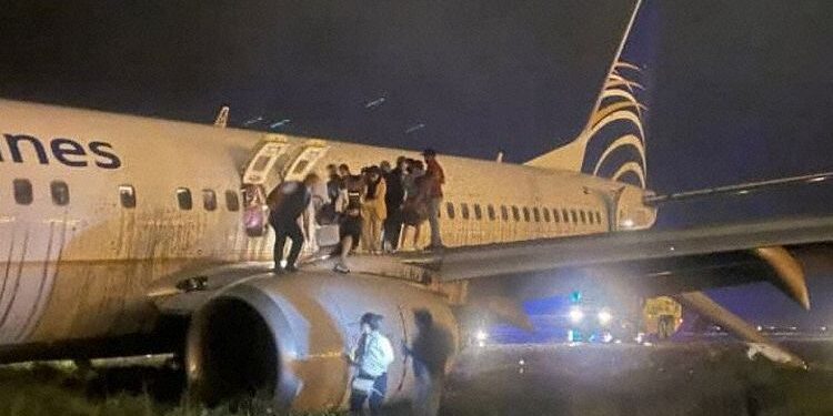 VIDEO | Pánico en vuelo: más de 150 pasajeros provenientes de la CDMX fueron evacuados en aeropuerto de Panamá