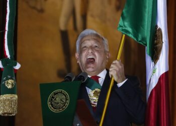 “¡Mexicanas y mexicanos, muera la corrupción!”, López Obrador encabeza Grito de Independencia