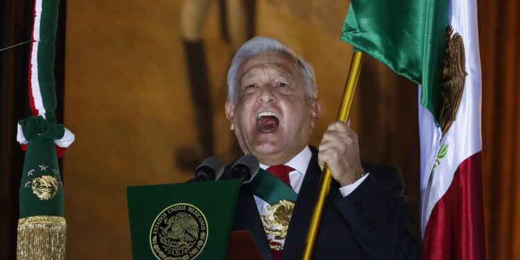 “¡Mexicanas y mexicanos, muera la corrupción!”, López Obrador encabeza Grito de Independencia