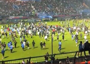 Indonesia cubre de tragedia el futbol mundial con una campal entre aficionados y la policía que deja más de 100 muertos