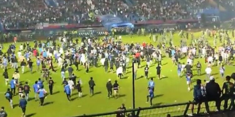 Indonesia cubre de tragedia el futbol mundial con una campal entre aficionados y la policía que deja más de 100 muertos