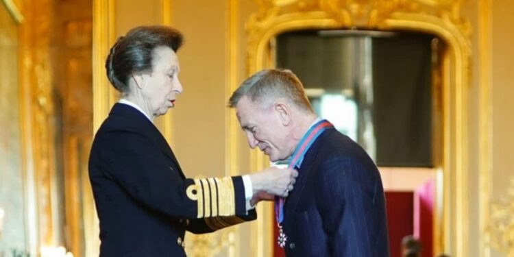 La Corona británica otorga a Daniel Craig las mismas condecoraciones que tiene el agente 007