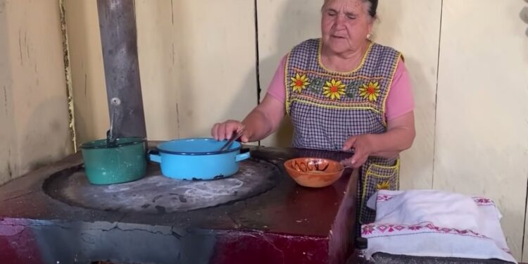 Doña Ángela, la michoacana que supera con su canal “De mi rancho a tu cocina” a chefs como Gordon Ramsey y Martha Stewart