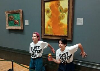 Policía británica presenta acusación por daños criminales contra las activistas que lanzaron sopa a “Los girasoles” de Van Gogh