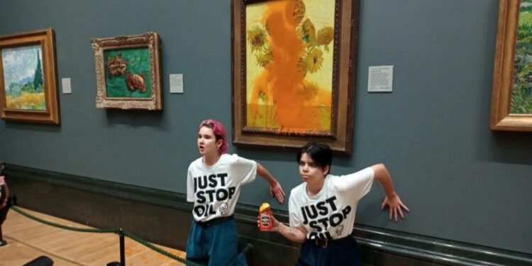 Policía británica presenta acusación por daños criminales contra las activistas que lanzaron sopa a “Los girasoles” de Van Gogh