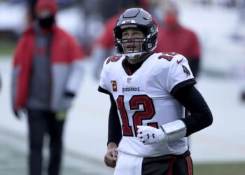 Tom Brady va por récord de Rodgers de pases sin intercepción