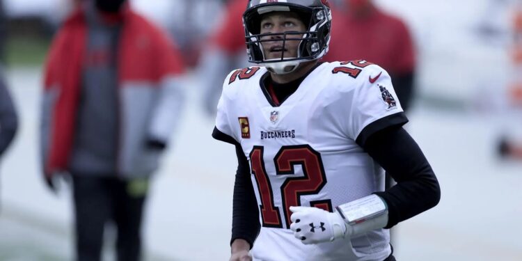 Tom Brady va por récord de Rodgers de pases sin intercepción