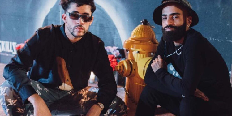 VIDEO | Bad Bunny y Arcángel improvisan concierto en el techo de una gasolinera