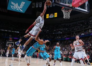 Las dos impactantes volcadas en la jornada de Navidad que se postulan para ser de las mejores del año en la NBA