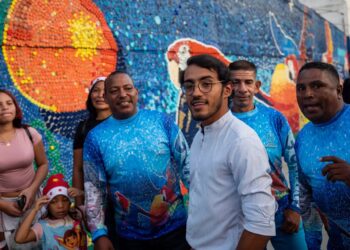 Artista venezolano presenta el mural de tapas plásticas más grande del mundo