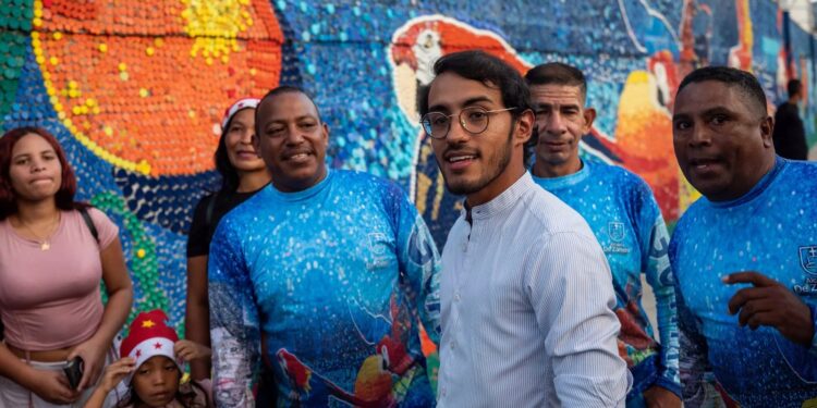 Artista venezolano presenta el mural de tapas plásticas más grande del mundo