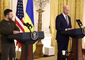 Ucrania nunca estará sola, promete Biden a Zelenski