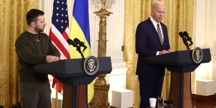 Ucrania nunca estará sola, promete Biden a Zelenski