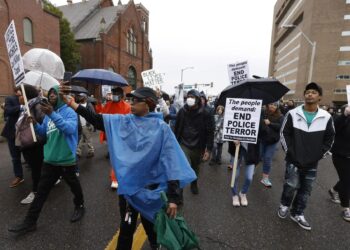 Muerte de joven negro revive los reclamos para reformar la Policía en EE.UU.