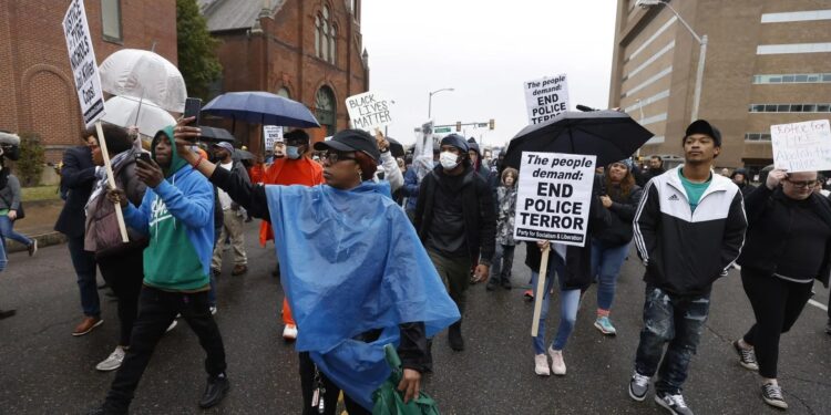 Muerte de joven negro revive los reclamos para reformar la Policía en EE.UU.