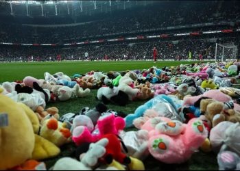 Llueven peluches en el futbol turco, en memoria de niños fallecidos en sismo
