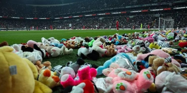 Llueven peluches en el futbol turco, en memoria de niños fallecidos en sismo