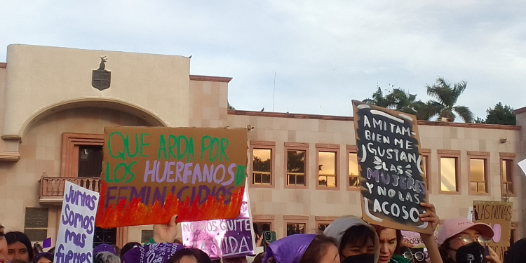 Marchan en Cajeme por el Día de la Mujer; termina con descontrol.
