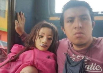 Se Casó con una muñeca de trapo y la presume a su familia
