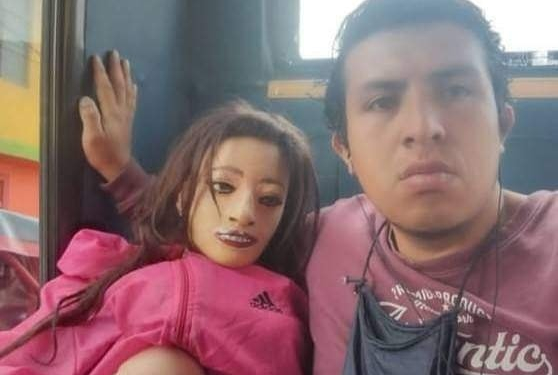 Se Casó con una muñeca de trapo y la presume a su familia