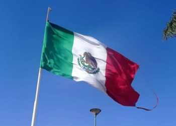 Daña viento bandera en Palacio Municipal