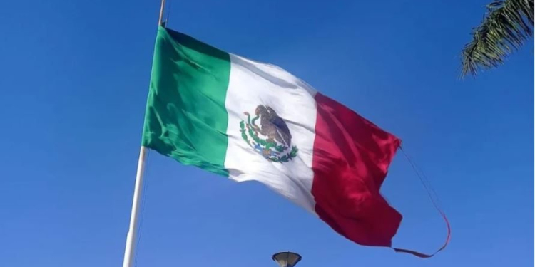 Daña viento bandera en Palacio Municipal