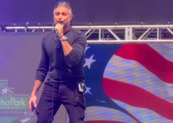 Jaime Camil se equivoca al cantar himno de EU y le llueven críticas | Video